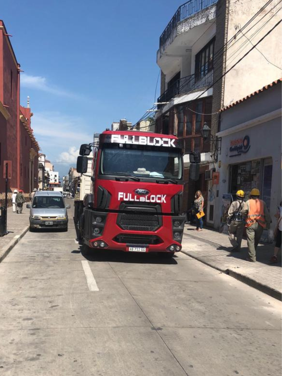 Camion de fullblock rojo en la calle